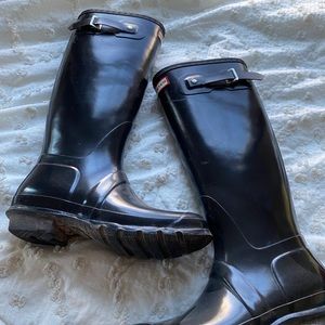 Knee high black glossy hunter boots!!